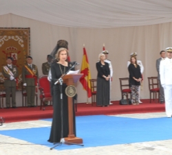 Un momento de la intervención de Doña Sofía desde la tarima de entrega, donde el almirante jefe de Estado Mayor ofreció la Bandera a Su Majestad